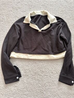 Cropped Contrast Collar Long-Sleeve Top - Charcoal Gray & Cream